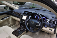 インテリアでは、ステアリングホイールが4本スポークから3本のものに変更された。