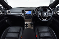 「サミット」のインストゥルメントパネルまわり。同グレードには18基のスピーカーと1基のサブウーハーを備えたHarman Kardon製プレミアムサウンドシステムが標準装備される。