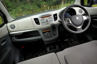 「ワゴンR FZ」のインパネまわり。