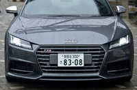 新型「TT」のフロントまわりは、エッジの効いたシングルフレームグリルやシャープなデザインのLED式ヘッドランプが特徴。これまでグリル内にあったフォーシルバーリングスのエンブレムは、ボンネット上に移された。