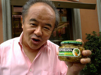 ボーノ、ボーノ！　と山口さんもご満悦のアーティチョーク。値段は2〜3ユーロぐらいだったっけか？