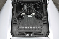 580psを発する5.2リッターV10自然吸気ユニット。10気筒中、5気筒を一時的に休止させて燃費を改善させる機構を搭載している。