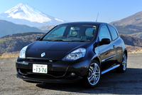 こちらは先代の「ルーテシアR.S.」。現行モデル（5ドアハッチバック）とは異なり3ドアのハッチバックで、ノンターボの2リッター直4エンジンを搭載する。