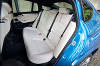 
	後席の背もたれは40：20：40の分割可倒式。シートカラーは、テスト車のアイボリーホワイトを含め全6色が選べる。
	