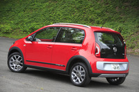 タイヤは15インチから16インチへ。最低地上高は10mm上昇している（145→155mm）。