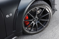 フロントブレーキにはコンポジットディスクを採用。キャリパーはフロントが6ピストン、リアが4ピストンとなる。