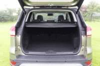 後席を起こした状態で406リッターと、従来モデルより46リッター広くなったラゲッジルーム。後席の格納はダイブダウン式で、ワンアクションで操作できる。
    