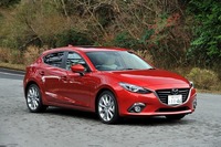 マツダ・アクセラスポーツ20Sツーリング Lパッケージ
    ボディーサイズ：全長×全幅×全高＝4460×1795×1470mm／ホイールベース：2700mm／車重：1330kg／駆動方式：FF／エンジン：2リッター直4 DOHC 16バルブ／トランスミッション：6段AT／最高出力：155ps/6000rpm／最大トルク：20.0kgm/4000rpm／タイヤ：（前）215/45R18 （後）215/45R18／価格：248万8500円