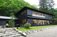 旅の目的地である「英国大使館別荘記念公園」。和風な外観と洋風のインテリアの組み合わせが独特の雰囲気を醸し出しています。湖畔側はほぼ全体が縁側になっているので、雨戸をすべて開け放ったときの爽快感、開放感がたまりません。