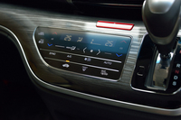 エアコンのスイッチは、スマートフォンなどを思わせる“タッチパネル式”が採用されている。
    