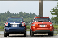 サイズは、ベースの「SX4」（写真右）に比べて335mm長く、40mm低くなった。全幅およびホイールベースは変わらない。