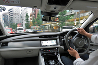 編集部近くの市街地を行く。ステアリングホイールは、直進時にメーターの視認性が高まるよう、回転軸がオフセットされている。
