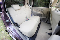 「ムーヴ」のリアシートは、一体で240mmの前後スライドが可能。また、分割リクライニングやシートバックを前に倒して格納することもできる。
    