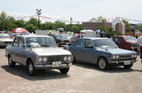 2台の「ブルーバード」が並ぶ。どちらもいわゆるシングルナンバーだが、こうした例は少なくない。