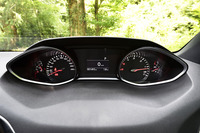 ドライバーの前方視界と連続するように配置された「ヘッドアップインストルメントパネル」。左が速度計（針は右回り）で右がエンジン回転計（左回り）。