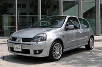 6月1日より、「ルーテシア・ルノー・スポール2.0」を買ったひとのなかから30名に、「オリジナルチタンスポーツマフラー」「OZレーシング16インチアルミホイール」そして「アロンソ＆トゥルーリ直筆サイン入りキャップ」などがセットになった「キットスポール」がプレゼントされる。