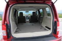 積載量は、5人乗車で419リッター、後席を倒した状態で1404リッターを確保する。また、床下には深さ約10cmの防水収納ボックスが備わり、濡れた物なども気にせず積める。写真をクリックすると後席シートを倒したフラットな荷室が見られます。