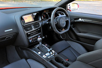 登場から2年を経て、2012年8月に新デザインで発売された「RS 5」。インテリアでは、操作ボタンの形状および配列、ボトムがフラットなタイプの3本スポークのステアリングホイールが新しい。