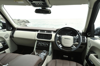 インストゥルメントパネルは標準仕様の「レンジローバー」に準じる。