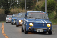 往年のフランス車特有の、イエローバルブのライトを光らせ、隊列を組んで走る「R8ゴルディーニ」と「日野コンテッサ1300クーペL」。コンテッサから見れば、青い目ならぬ黄色い目を持ついとこというところか。