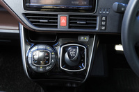 空調のコントローラーやシフトセレクターが装備されたセンタークラスター。パネルのデザインは「ヴォクシー／ノア」がシボの入ったブラックなのに対し、「エスクァイア」ではピアノブラック調となっている。
    