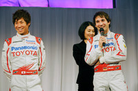 挨拶に立つ小林可夢偉（写真左）とティモ・グロック。可夢偉は下位カテゴリーのGP2アジアシリーズにも参戦中で、目下ポイントランキングのトップ。