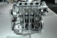 次世代パワートレイン「SKYTECH（スカイテック）」。ガソリンとディーゼルが設定され、2010年以降順次市販車に搭載されていく。