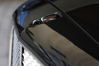 格納式のラジエターマスコット「フライングB」は、41万2900円のオプション。通常はプレート型のエンブレムとなる。（写真をクリックすると収納シーンが見られます）