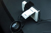 裏側に可倒式のGPSアンテナを搭載する。