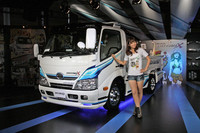 オートサロンに初見参の日野。写真は、「デュトロ X 平ボディー」。