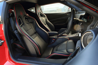 「スポーツレーサー」に標準装備されるレカロ製のプレミアムスポーツシート。低いサイドシルのおかげもあって、乗降性は「エリーゼ」や「エキシージ」よりはるかに優れている。