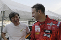 ピーター・ライオンさんと話すのは、国沢光宏さん。シフトアップする回転数について相談中。耐久レースは、燃費やタイヤ消費も考慮しなければならない。