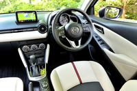 「XDツーリング Lパッケージ」の室内。運転席まわりはドライバーが運転に集中できるようにデザインされている。ステアリングにはチルトだけでなくテレスコピック調整機能も備わっている。