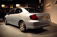 
	写真上：プレミオと、トヨタ自動車の張富士夫社長
	写真下：アリオンのリアビュー
	 