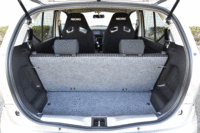 荷室については他のグレードと大きな違いはない。後席の格納はシングルフォールディング式となる。（写真をクリックすると、シートの倒れる様子が見られます）