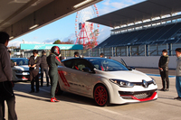 今回の試乗の舞台は、三重県の鈴鹿サーキット。ドライコンディションのもと、テストドライブが実施された。