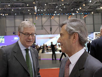 同様にピニンファリーナ在籍経験をもつエンリコ・フミア氏がスタンドを訪問。