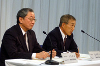 「今年の撤退は、今年の（不振だった）レース結果とは全く関係ありません」「F1は、いつだってやりたい。ただ、状況が許さなくなったということです」とは、福井社長（写真右）の弁。