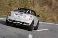 【テスト車のオプション装備】
Chiliパッケージ＝5万2000円／アロイホイール ブラックスターブレッドスポーク＝3万円／ランフラットタイヤ＝1万8000円／スポーツストライプ（シルバー）＝2万5000円／アラームシステム＝7万円／コンフォートアクセスシステム＝8万6000円／ウインドディフレクター＝5万円／インテリアサーフェス ストライプドアロイ＝2万8000円／MINIビジュアルブースト＝12万円／メタリックペイント＝5万5000円／MINI ETC車載器パッケージ＝1万8270円