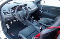 インテリアの造形は、基本的にノーマルの「メガーヌ ルノースポール」と同じ。エクステリア同様、赤がアクセントとして使われる。