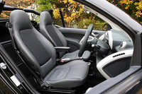 グレーステッチ入りの本革シートも、BRABUS専用アイテムのひとつ。