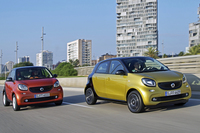 新型「スマート」シリーズは2015年内の日本導入を予定。2ドアモデルの「フォーツー」に加え、4ドアモデル「フォーフォー」の復活もアナウンスされている。
    