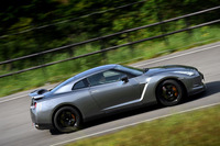 試乗コースを駆け抜ける、チューンド「GT-R」。ノーマルに比べ、5500rpm付近でのエンジンレスポンスが向上しているという。