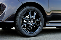 試乗車が履くブラック塗装のホイールはオプション。タイヤサイズは185/55R16。