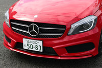 「A180ブルーエフィシェンシー スポーツ」にはAMGスタイリングパッケージ（フロントスポイラーとサイド＆リアスカート）が装着される。