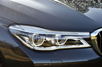 「BMW 740i」では「BMWレーザー・ライト」はオプション設定される。ブルーのアクセントが目印。