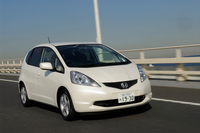 フィット「L」は、最廉価な「G」にフルオートエアコンなど快適装備を加えたグレードだ。