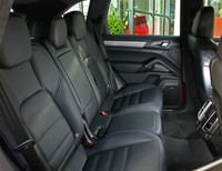 この試乗車（欧州仕様）には施されていないが、日本仕様では前後シートのヘッドレストに「GTS」ロゴの刺しゅうが入り、シートベルトやステッチの色がコーディネートされる専用オプション「GTSインテリアパッケージ」が選択可能とのこと。