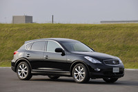 スカイライン セダン／クーペと共通のFR-Lプラットフォームに、クーペとSUVを“クロスオーバー”させたボディを載せる。FRの「370GT」、四駆の「370GT FOUR 」というベース仕様と、本革シートやアラウンドビューモニターを標準装備する豪華仕様「370GT Type P」「370GT FOUR Type P」が設定される。