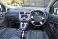 実用性を重視した造形のインパネ。中央部（エアコン吹き出し口の間）にエンジンスタートボタンが配置される。